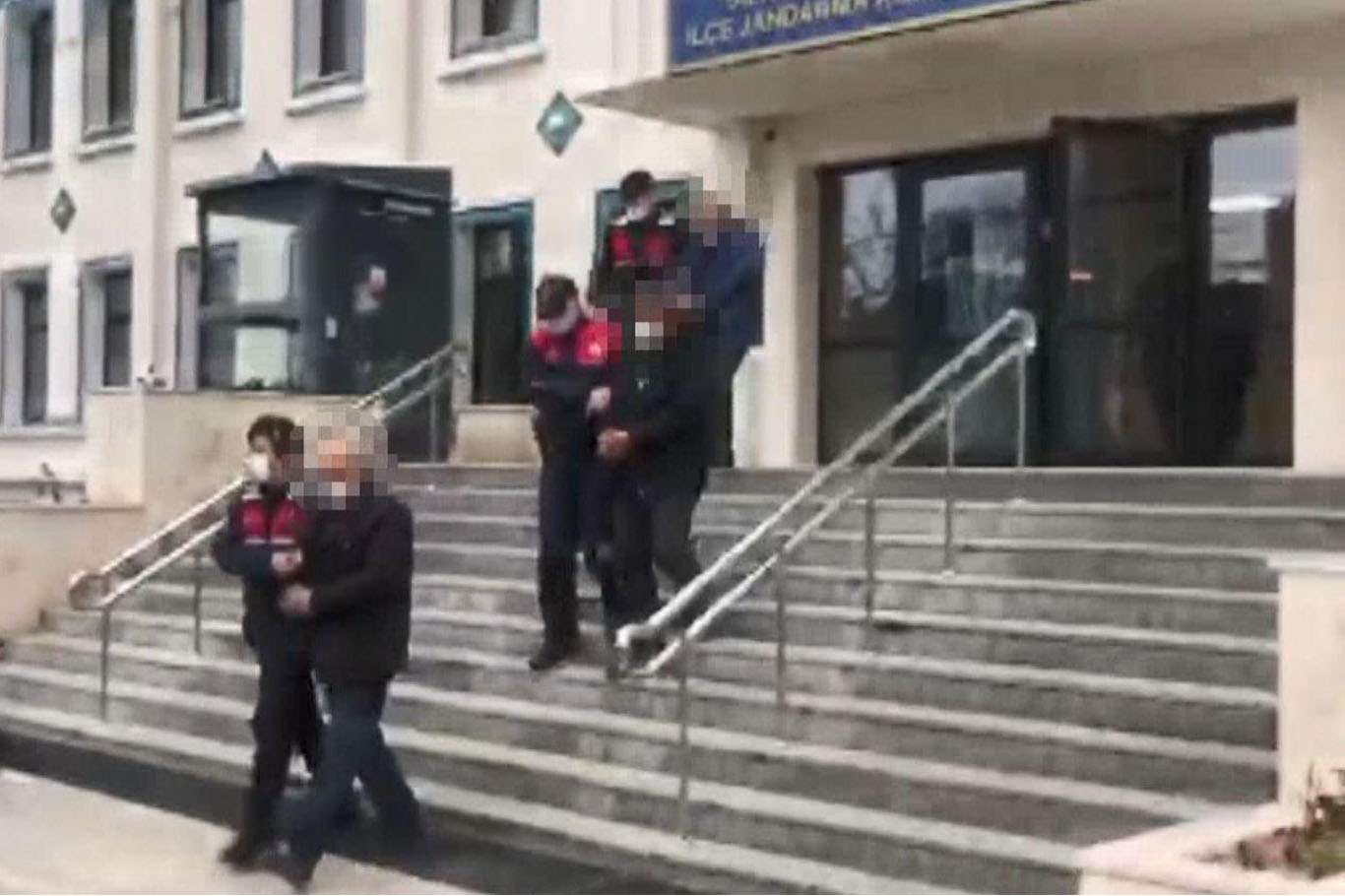 İstanbul'da tefeci operasyonda 4 kişi yakalanarak adliyeye sevk edildi İstanbul'da tefeci operasyonda 4 kişi yakalanarak adliyeye sevk edildi
